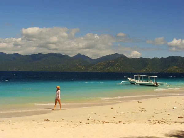 Strand op een tropisch eiland — Stockfoto