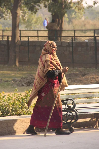 印度女人走在大街上 — 图库照片