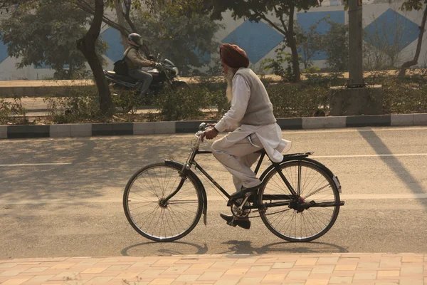在一辆自行车上的印度老翁 — 图库照片
