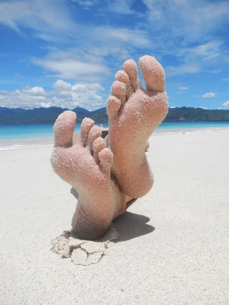 Sandy feet on a tropical beach — Stock Photo, Image