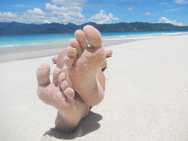 熱帯のビーチの砂の足 — ストック写真