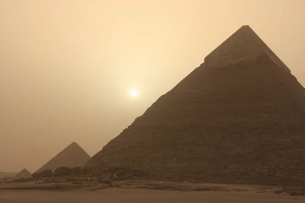 Pirámide de Khafre en tormenta de arena, El Cairo, Egipto —  Fotos de Stock