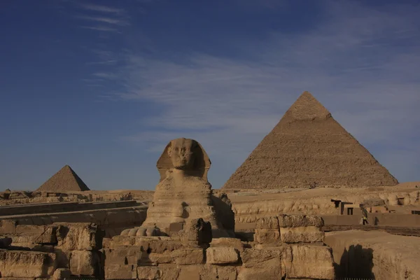 La Esfinge y la Pirámide de Khafre, El Cairo, Egipto — Foto de Stock