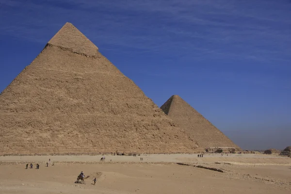 Pirámides de Khafre y Khufu con cielo azul y nubes, El Cairo, Egipto —  Fotos de Stock