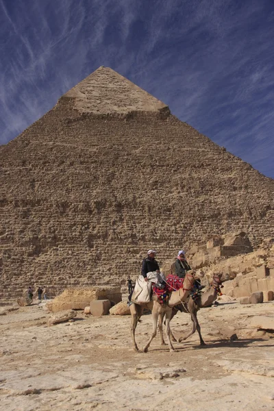 Pyramid of Khafre and camels, Cairo, Egypt — Stock fotografie