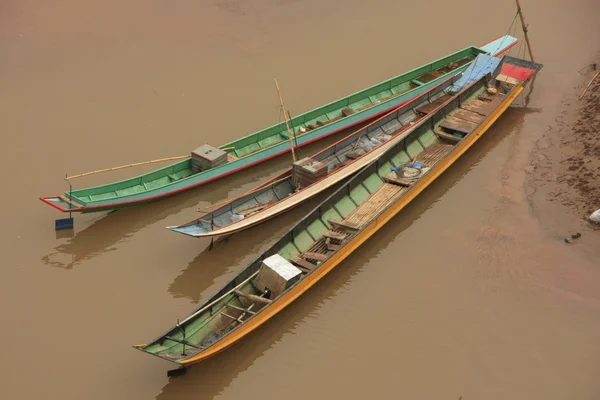 Långa båtar på en flod, norra laos — Stockfoto