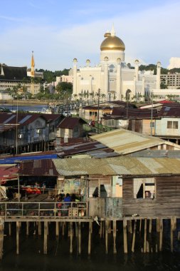 Tepedeki Ev kampong ayer ve sultan Ömer ali saifudding Camii, bandar seri begawan, brunei, Güneydoğu Asya