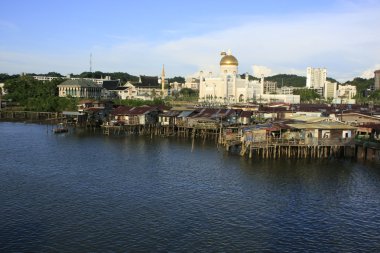 Tepedeki Ev kampong ayer ve sultan Ömer ali saifudding Camii, bandar seri begawan, brunei, Güneydoğu Asya