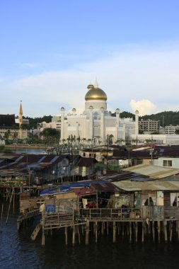 Tepedeki Ev kampong ayer ve sultan Ömer ali saifudding Camii, bandar seri begawan, brunei, Güneydoğu Asya