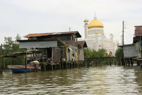 Zancos casas de kampong ayer y sultán omar Mezquita de ali saifudding, bandar seri begawan, brunei, sudeste de asia —  Fotos de Stock