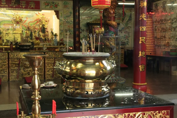 Interior del templo budista chino, Bandar Seri Begawan, Brunei, Sudeste Asiático — Foto de Stock