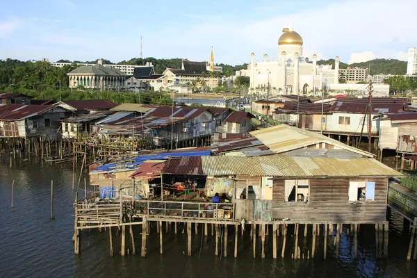 Stilt hus av kampong ayer och sultan omar ali saifudding moskén, bandar seri begawan, brunei, Sydostasien — Stockfoto