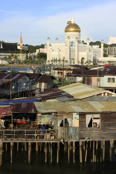 Rumah-rumah stilt Kampong Ayer dan Sultan Omar Ali Saifudding Masjid, Bandar Seri Begawan, Brunei, Asia Tenggara — Stok Foto