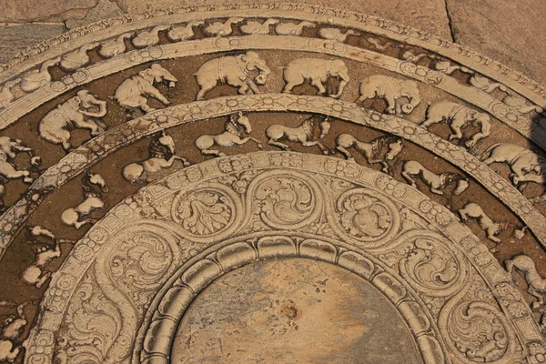 Σκάλισμα σε ένα πάτωμα του αρχαίου ναού, polonnaruwa, Σρι Λάνκα — Φωτογραφία Αρχείου