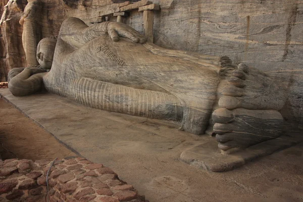 Buda en retroceso tallado en roca, Polonnaruwa, Sri Lanka — Foto de Stock
