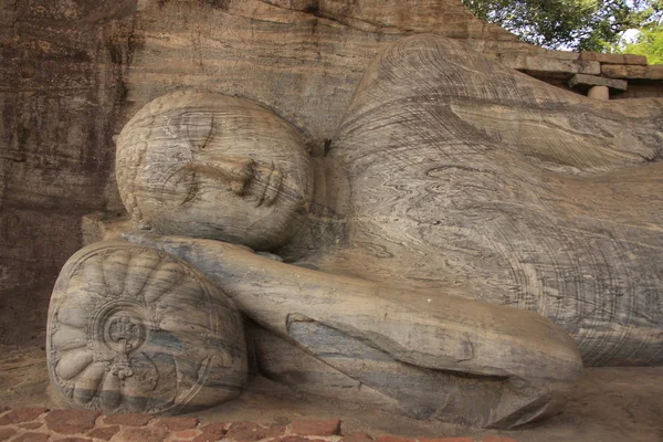 Retrato de Buda reclinado esculpido na rocha, Polonnaruwa, Sri Lanka — Fotografia de Stock