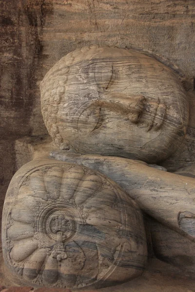 Fekvő Buddha portréja faragott szikla, Polonnaruwa, Sri Lanka — Stock Fotó