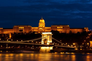 Kraliyet Sarayı ve Budapeşte 'deki Zincir Köprüsü.