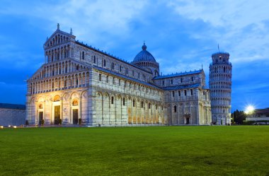 gün batımında Pisa cathedral