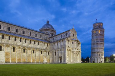 gün batımında Pisa cathedral