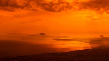 naples bay vesuvius, capri arkasında gelen yukarıdaki günbatımı