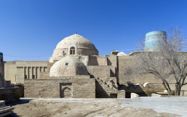 Özbekistan 'ın başkenti Khiva' da (Urgench şehri yakınlarında) mavi renkli bir cami. UNESCO Dünya Mirasının Bir Parçası.