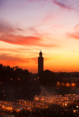 jema el fna ile Marakeş'te koutoubia cami kare