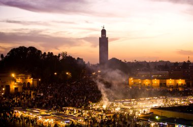 jema el fna ile Marakeş'te koutoubia cami kare