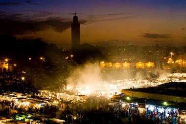 jema el fna ile Marakeş'te koutoubia cami kare