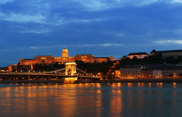 The Royal palace and the Chain bridge in sunset, Budapest — Stock Photo, Image
