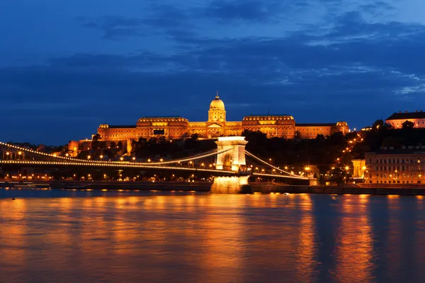 Královský palác a Řetězový most v západu slunce, Budapešť — Stock fotografie