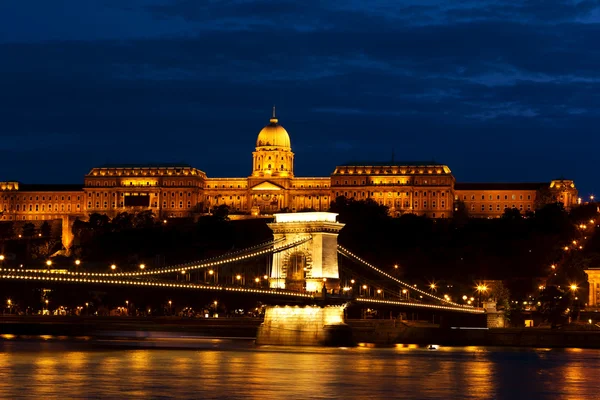 O palácio real e a ponte Chain no por do sol, Budapeste — Fotografia de Stock