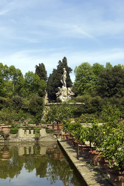 Staty i en park — Stockfoto
