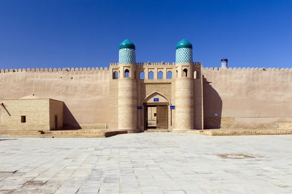 Mesquita de cor azul em Khiva (perto da cidade de Urgench), Uzbequistão. Parte do Património Mundial da UNESCO. — Fotografia de Stock