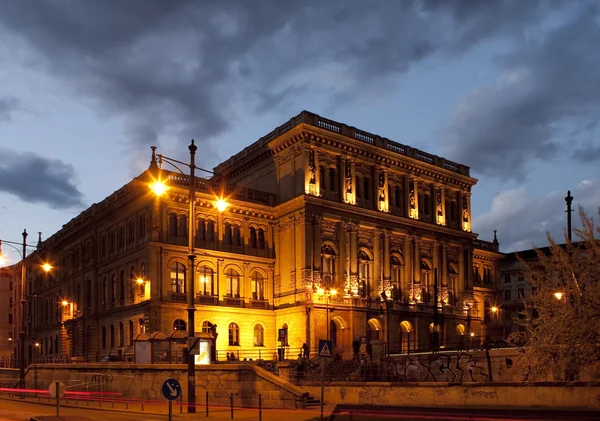 Akademia Naukowa w Budapeszcie o zachodzie słońca — Zdjęcie stockowe