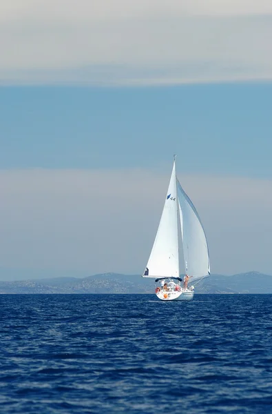 Yacht i ett hav — Stockfoto