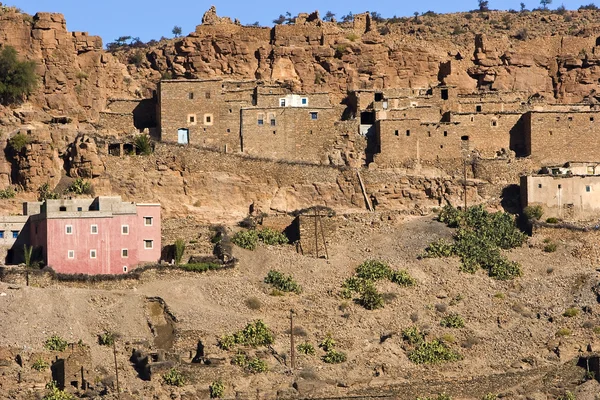 Malá vesnice v pohoří Atlas, Maroko — Stock fotografie