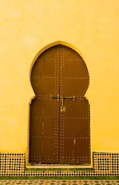 Tür im Mausoleum von Moulay ismail in meknes, Marokko. — Stockfoto