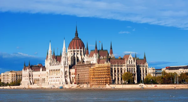 Sunny view of the hungarian Parliament — Stock Photo, Image