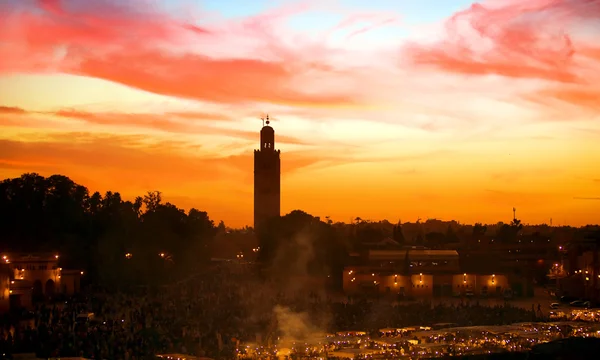 Piazza Jema el Fna con la moschea di Koutoubia a Marrakech — Foto Stock