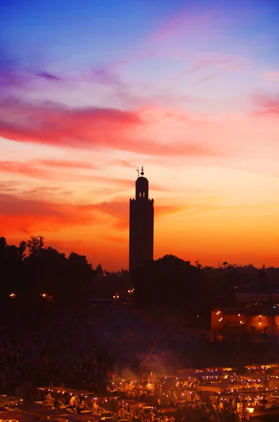 Piazza Jema el Fna con la moschea di Koutoubia a Marrakech — Foto Stock