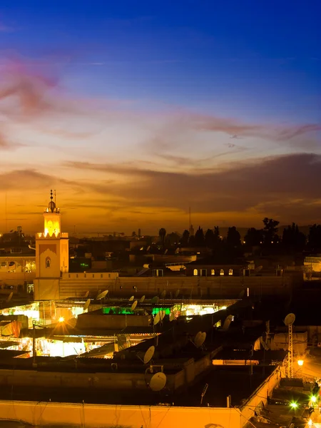 La plaza Jema el Fna con la mezquita de Koutoubia en Marrakech — Foto de Stock