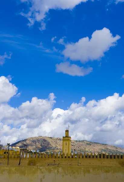 Древняя башня под голубым небом — стоковое фото