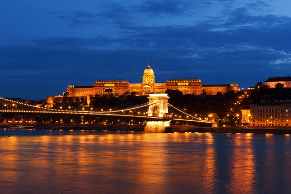 Королевский дворец и Цепной мост на закате, Будапешт Стоковая Картинка