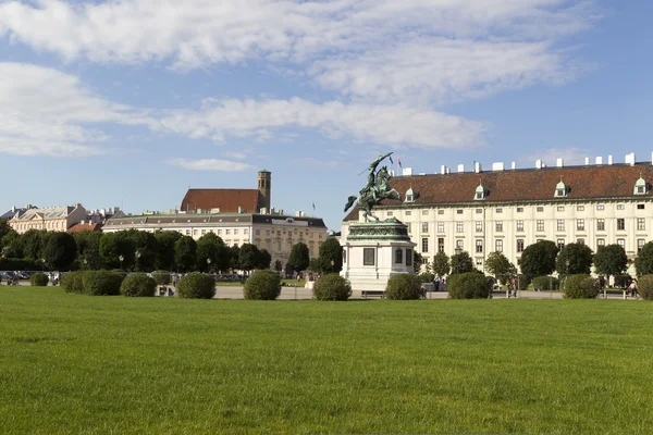 Пам'ятник ерцгерцога Чарльз поряд з палацом Хофбург — стокове фото