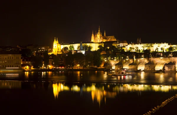 O Castelo de Praga à noite — Fotografia de Stock