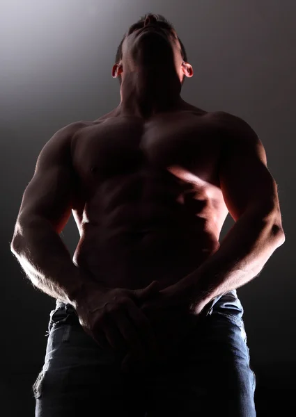 Homem muscular de baixo contra o — Fotografia de Stock