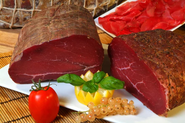 İtalyan bresaola domates ve limon ile