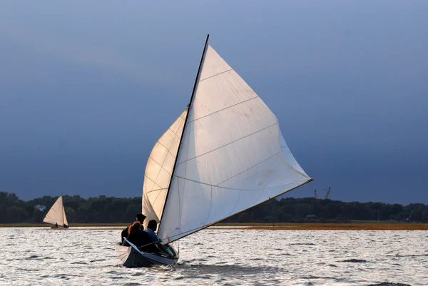 Beachcomber-Alpha Dory 21 sailing in Parker River — Stock Photo, Image