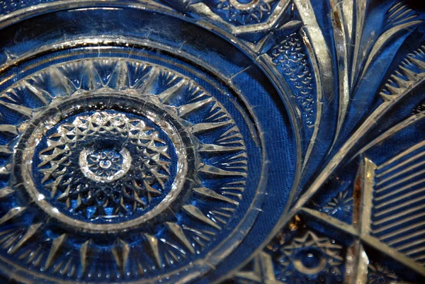Γυάλινο μπωλ σερβιρίσματος στο μπλε τραπεζομάντιλο Εικόνα Αρχείου